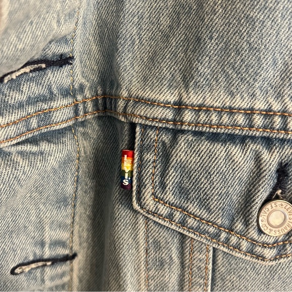 🔥 NWT Levi’s Limited Edition Pride Jean Jacket - “Let Us Love” - Size L 🔥 - Picture 6 of 6